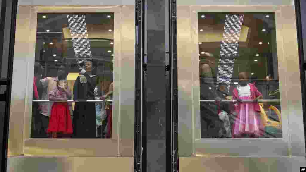 Des visiteurs regardent depuis un ascenseur du centre commercial Westgatek, &nbsp;le 18 juillet 2015.