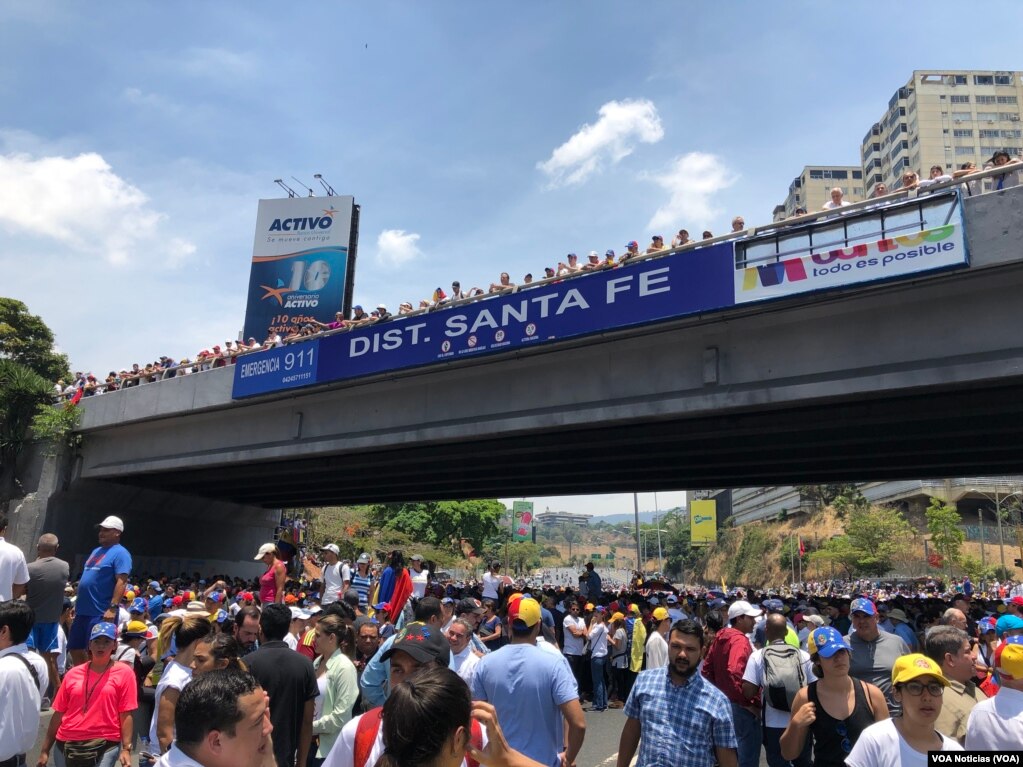 Противники президента Венесуэлы Николаса Мадуро проводят митинг 1 мая 2019 года в Каракасе.