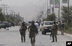 Para petugas keamanan Afghanistan berpatroli pasca insiden ledakan bom di dekat markas polisi di Kabul, Afghanistan, Rabu, 7 Agustus 2019.