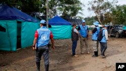 Observadores de las Naciones Unidas llegan a un campamento rebelde de las Fuerzas Armadas Revolucionarias de Colombia (FARC), en La Carmelita, cerca de Puerto Asis, en el suroeste de Putumayo, miércoles 1 de marzo de 2017.