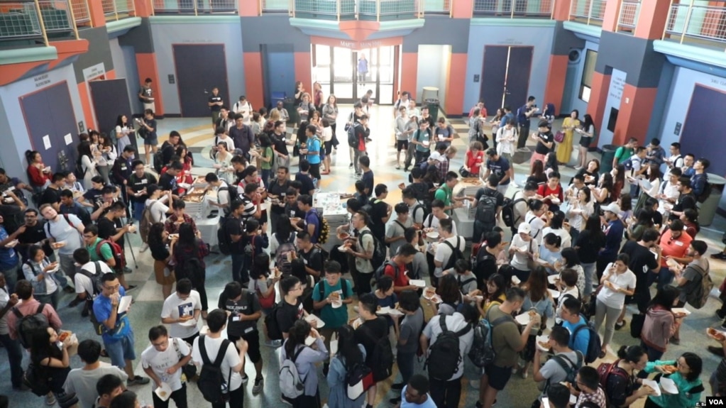 Cientos de alumnos de posgrado durante la orientación para alumnos internacionales de Rise University