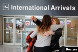 지난 2월 미국 메사추세츠주 보스턴국제공항에서 가족들이 만나 포옹하고 있다.