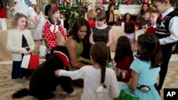 Efectivos y familias militares fueron los primeros invitados para ver la Navidad en la Casa Blanca.