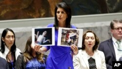 ທ່ານ​ນາງ Nikki Haley, ເອກ​ອັກຄະ​ລັດຖະທູດ​ສະຫະລັດ ປະຈຳ​ສະຫະ​ປະຊາ​ຊາດ ໄດ້ຍົກຮູບຂອງຜູ້ໄດ້ຮັບເຄາະຮ້າຍຈາກ ການໂຈມຕີດ້ວຍອາວຸດເຄມີ ທີ່ຊີເຣຍ ໃນຂະນະທີ່ທ່ານນາງ ກ່າວຄໍາປາໄສ ຢູ່ກອງ​ປະຊຸມ​
ສະພາ​ຄວາມ​ໝັ້ນຄົງຂອງສະຫະປະຊາຊາດ ກ່ຽວກັບຊີເຣຍ ຢູ່ຫ້ອງການໃຫຍ່ສະຫະປະຊາຊາດ ທີ່ນະຄອນນີວຢອກ ໃນວັນທີ 5 ເມສາ ປີ 2017 ຜ່ານມາ. 