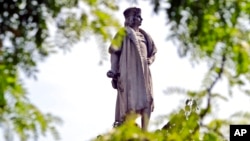 နယူးယောက်ခ်မြို့၊ မဲန်ဟက်တန်မှာရှိတဲ့ Christopher Columbus ကျောက်ရုပ်တု။
