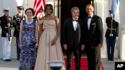President Barack Obama and first lady Michelle Obama stand with Finnish President Sauli Niinisto his wife Jenni Haukio as they arrive at the North Portico of the White House in Washington, Friday, May 13, 2016, for a State Dinner. 
