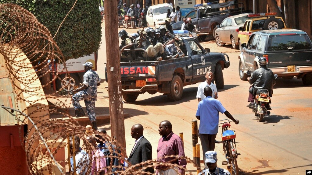 Polisi wa Uganda wawazuilia wanahabari wa gazeti la Daily Monitor kuondoka afisini zao mjini Kampala kwa tuhuma kwamba gazeti hilo liliandika tahariri ya kuikashfu serikali.