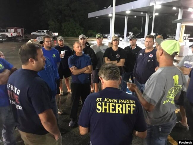 텍사스주 휴스턴으로 떠나기에 앞서 준비상황을 점검하고 있는 루이지애나주 자원봉사단체 '케이준 네이비' 대원들. (케이준 네이비 페이스북)