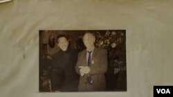 Иосиф Бродский у ресторана «Русский Самовар»