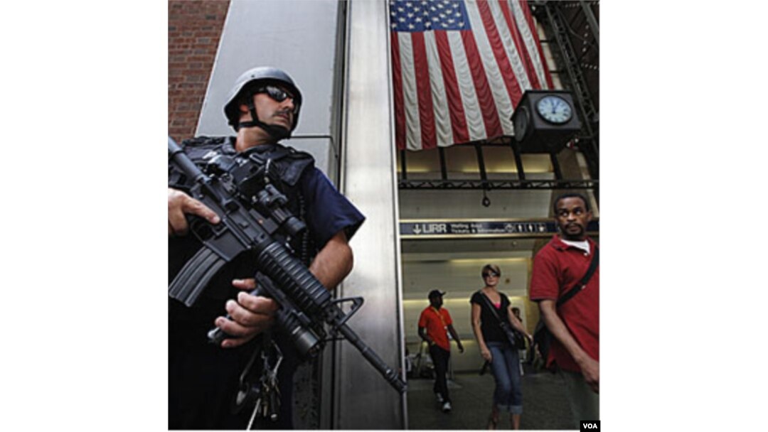 Polisi New York tampak siaga di dekat stasiun kereta bawah tanah Penn Station di New York.
