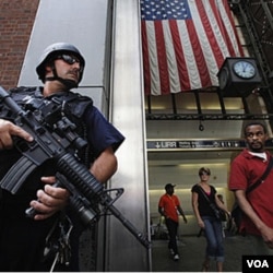 Polisi New York tampak siaga di dekat stasiun kereta bawah tanah Penn Station di New York.