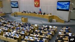 Russian lawmakers vote at the State Duma, the Lower House of the Russian Parliament in Moscow, Nov. 15, 2017. 