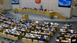 Russian lawmakers vote at the State Duma, the Lower House of the Russian Parliament in Moscow, Nov. 15, 2017. 