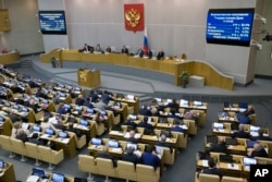 Russian lawmakers vote at the State Duma, the Lower House of the Russian Parliament in Moscow, Nov. 15, 2017.