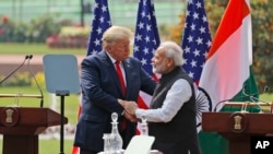 El presidente de los Estados Unidos, Donald Trump, y el primer ministro indio, Narendra Modi, se dan la mano después de hacer una declaración conjunta en Nueva Delhi, India, el 25 de febrero pasado.