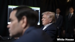 白宫X平台账户登出的照片显示特朗普总统坐在卢比奥国务卿身边在佛罗里达州棕榈滩的海湖庄园观看美军在委内瑞拉的军事行动。(2026年1月3日)