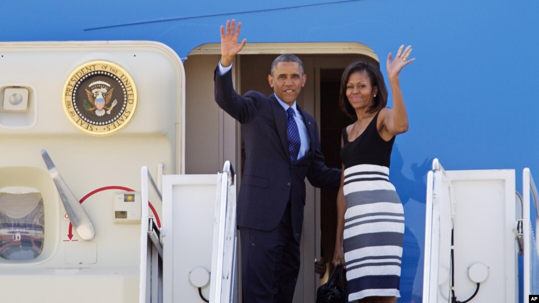 Tổng thống Obama và Đệ nhất Phu nhân Michelle Obama vẫy tay chào trước khi sang Senegal, 26/6/2013.