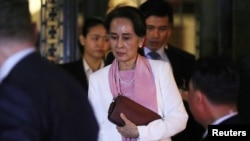 Pemimpin de facto Myanmar Aung San Suu Kyi meninggalkan Mahkamah Internasional PBB (ICJ) tentang kasus genosida etnis Rohingya di Den Haag, Belanda 11 Desember 2019 (foto: dok). 