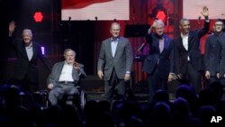 Mantan Presiden dari kanan, Barack Obama, Bill Clinton, George W. Bush, George H.W. Bush dan Jimmy Carter pada pembukaan konser amal penggalangan dana untuk korban badai di College Station, Texas, Sabtu, 21 Oktober 2017. 