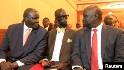 Con trai chính trị gia John Garang (giữa) nói chuyện với các thành viên của phe nổi loạn ở miền Nam Sudan tại thủ đô của Ethiopia Addis Ababa, ngày 4/1/2014.