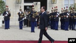 Nouvo prezidan fransè a, François Hollande, pandan li tap rive nan Palè Elize a, madi 15 me 2012