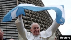 En 12 años de pontificado Francisco no ha logrado visitar su natal Argentina, aunque recorrió varios países del cono sur sólo abrazó la bandera argentina como en esta foto captada en Río de Janeiro, el 25 de julio de 2013 en su primera visita a tierra americana como papa.