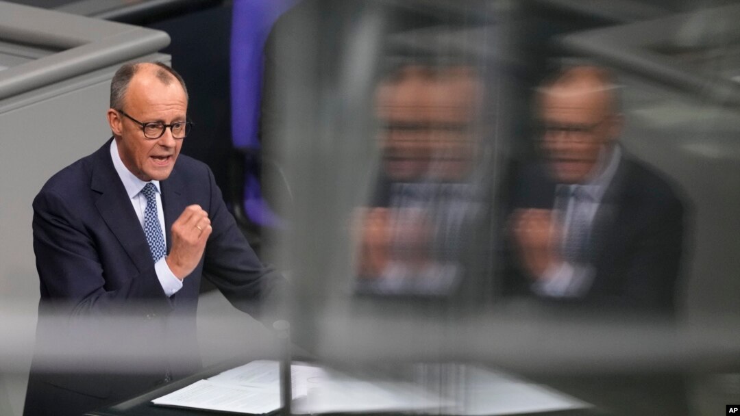 FILE - Lider nemačke opozicije i lider partije Hrišćanskodemokratske unije (CDU) Fridrih Merc govori na početku debate o migracijama u Bundestagu, nemačkom parlamentu, u Berlinu, Nemačka, 29. januara 2025.