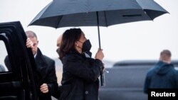 La vicepresidenta de EE. UU., Kamala Harris, llega para abordar el Air Force Two cuando parte el miércoles, 9 de marzo, de 2022, para un viaje de tres días a Polonia y Rumania para reuniones sobre la invasión rusa de Ucrania, en la Base Conjunta Andrews.