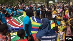 Hundreds of people gathered in front of the White House to demonstrate in favor the immigrant community, April 13, 2017. (A. Barros/VOA)