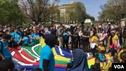 Ratusan orang berunjuk rasa di depan Gedung Putih untuk memperjuangkan komunitas imigran, April 13, 2017. (Foto: VOA)