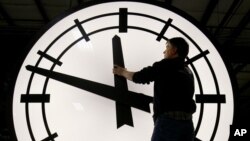 Este domingo se acaba el horario de verano y comienza el de invierno, cuya finalidad es ahorrar consumo eléctrico.