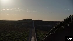 El 30 de abril de 2019, en la frontera de EE. UU. y México, cerca de Santa Teresa, Nuevo México, se construyeron cercas de estilo "Bollard" recientemente instaladas.