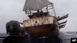 En esta fotografía de julio de 2021, proporcionada por el organismo ambientalista Sea Shepherd, tripulantes del buque Ocean Warrior se acercan al Chang Tai 802, un navío de bandera china que pescaba frente a las costas de Sudamérica. 