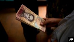 La emergencia económica le permite al gobierno venezolano disponer de recursos sin control del Parlamento. Sobre el billete, los bancos se habían quejado de que los cajeros aún no fueron calibrados.