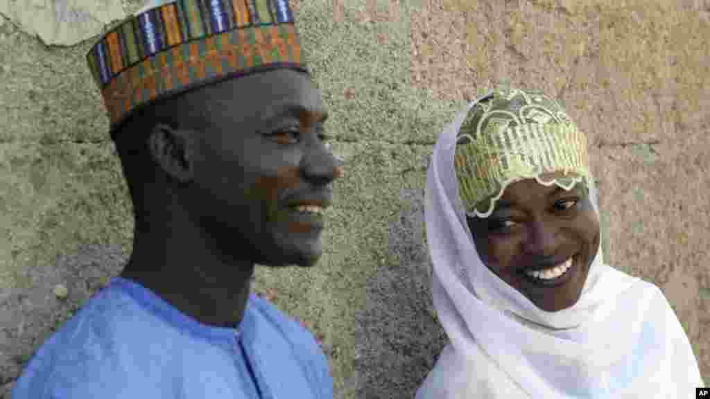 Hauwa Idriss, et Umar Ahmed, tous deux vivant avec le virus du sida,&nbsp; peu de temps après leur mariage à Bauchi, au Nigeria, le 29 novembre 2008.