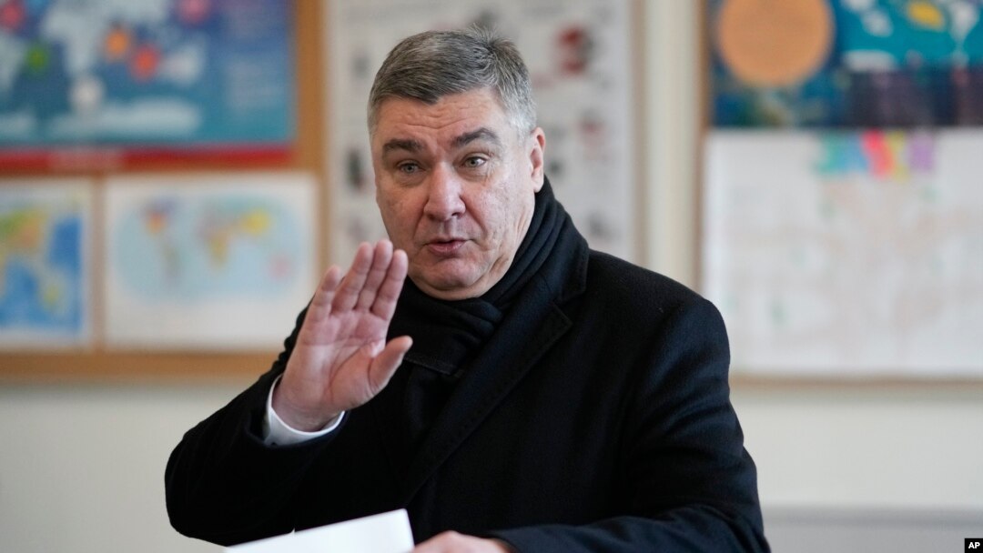 Presiden Kroasia Zoran Milanovic memasukan surat suara di sebuah TPS di Zagreg, Kroasia dalam pemilihan presiden, Minggu 29 Desember 2024. (Foto: Darko Bandic/AP Photo)