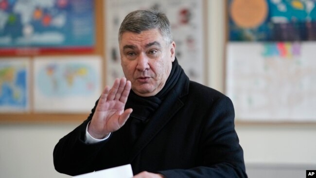 Presiden Kroasia Zoran Milanovic memasukan surat suara di sebuah TPS di Zagreg, Kroasia dalam pemilihan presiden, Minggu 29 Desember 2024. (Foto: Darko Bandic/AP Photo)