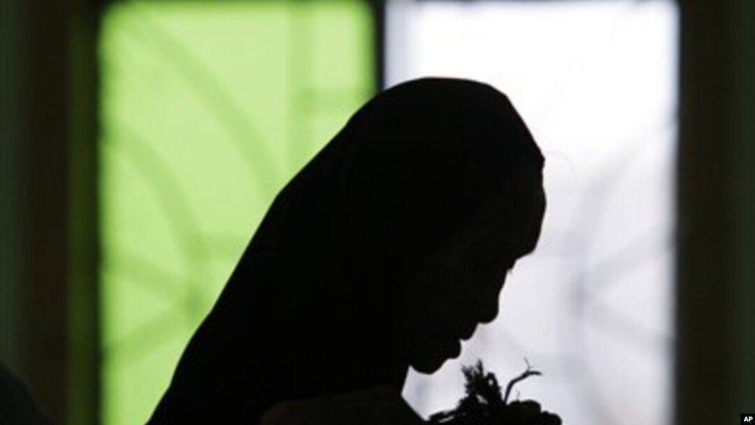 Seorang muslim Filipina sedang menunaikan ibadah sholat di masjid di daerah Paranaque, Manila selatan (Foto: dok). Sebuah sekolah Katolik di Filipina selatan telah menimbulkan kontroversi dengan mengeluarkan larangan memakai jilbab. 