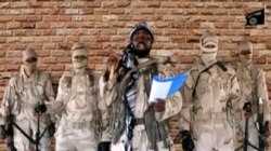 Abubakar Shekau (depan) telah memimpin kelompok militan Boko Haram sejak tahun 2009 (foto: dok).