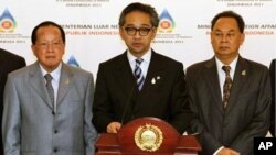 Indonesian Foreign Minister Marty Natalegawa (C), accompanied by Cambodia Foreign Minister Hor Namhong (L) and Thailand Foreign Minister Kasit Piromya (R) speaks in a news conference after a meeting in Jakarta February 22, 2011.