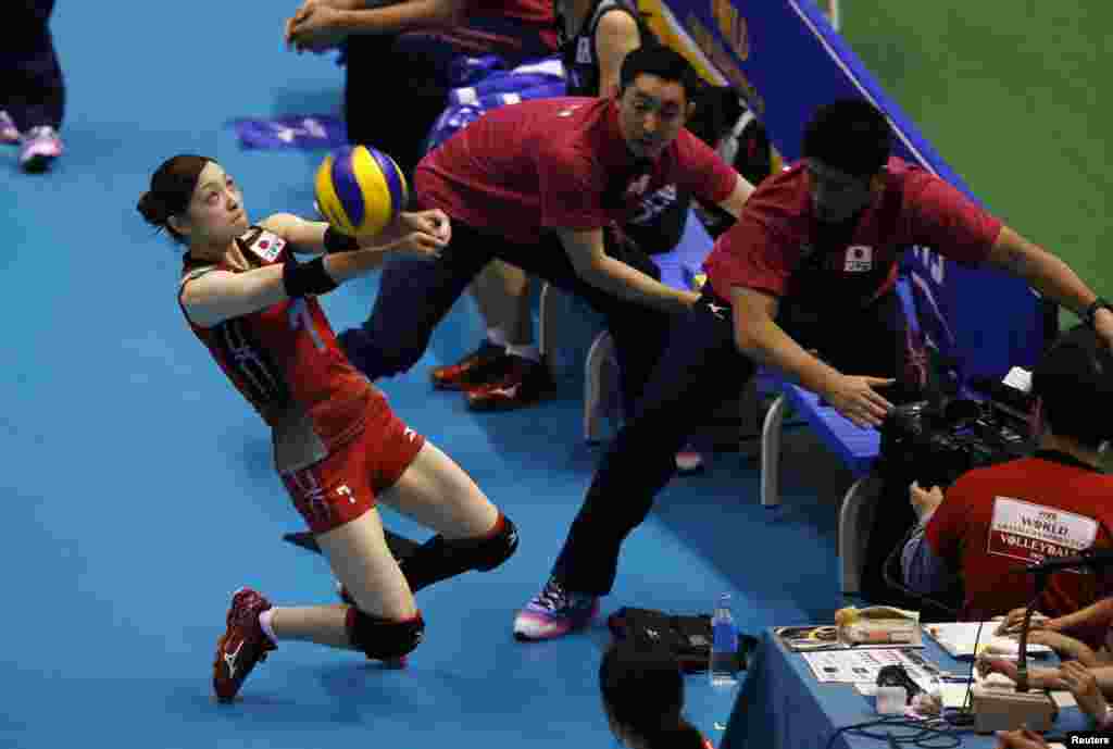 Japan&#39;s Arisa Sato (L) receives the ball to save a point against Brazil on the final day of the FIVB Women&#39;s Volleyball Grand Champions Cup 2013 in Tokyo, Japan.