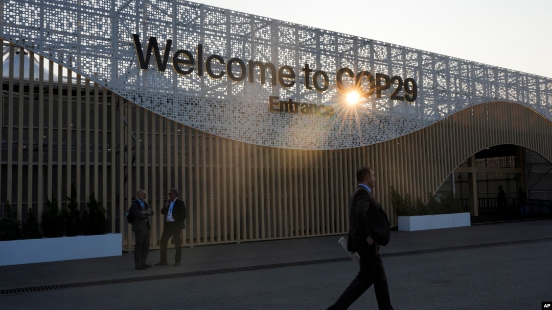 Una persona camina afuera de la sede de la Cumbre sobre el Clima de la ONU COP29, el martes 19 de noviembre de 2024, en Bakú, Azerbaiyán. 