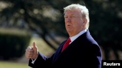 Donald Trump tuiteó que el memo lo vindica en la investigación sobre Rusia, en medio de persistentes informes de prensa de que el presidente ha considerado despedir al vice fiscal general al igual que al hombre en lidera la investigación sobre Rusia, el fiscal especial Robert Mueller.