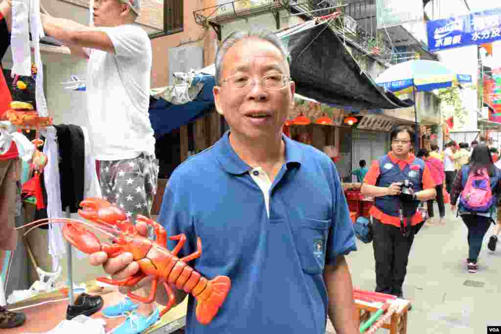製作「帶著師奶去旅行」的飄色師傅，長洲惠海陸同鄉有限公司飄色總監黃成就。(美國之音記者湯惠芸拍攝)