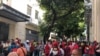 Trabajadores públicos venezolanos manifiestan en la plaza Bolívar en Caracas, en el centro de la ciudad. Octubre 7, 2020.