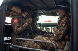 Soldados de Birmania son trasladados en un vehículo el 2 de febrero de 2021.