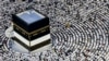 Jemaah haji bersujud di sekitar Ka'bah di Masjidil Haram, setelah melakukan "tawaf" pada hari terakhir ibadah haji, 16 Juni 2024. (FADEL SENNA/AFP)