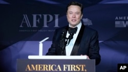 Ілон Маск звертається до аудиторії під час гала-концерту America First Policy Institute після виступу новообраного президента Дональда Трампа у його маєтку Мар-а-Лаго, четвер, 14 листопада 2024 року. Палм-Біч, штат Флорида (AP Photo/Alex Brandon)