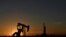 Archivo - Unidad de extracción petrolera en Midland, Texas.