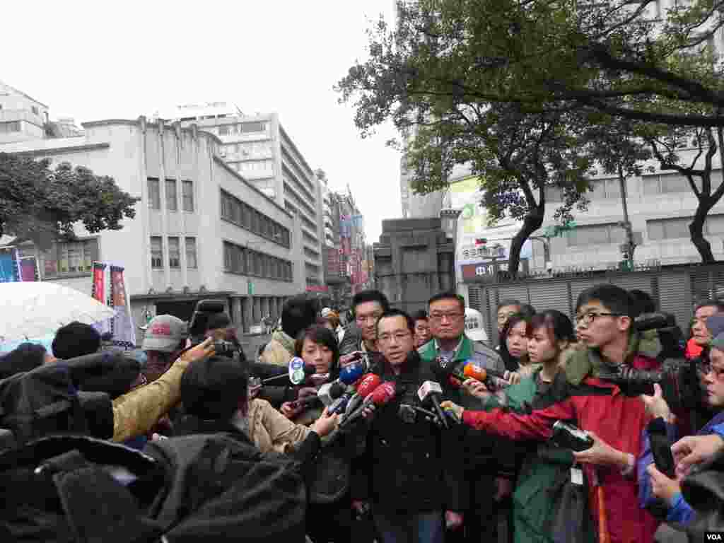 陈水扁的儿子陈致中在绝食现场接受媒体采访。（美国之音许波拍摄）